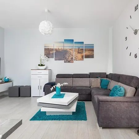 Apartment 10/30